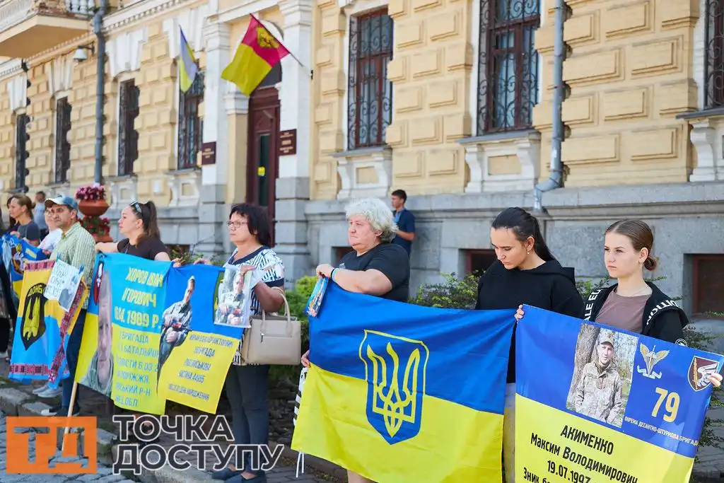 Громада Кропивницького зібралася на площі для акції на підтримку полонених та зниклих безвісти.