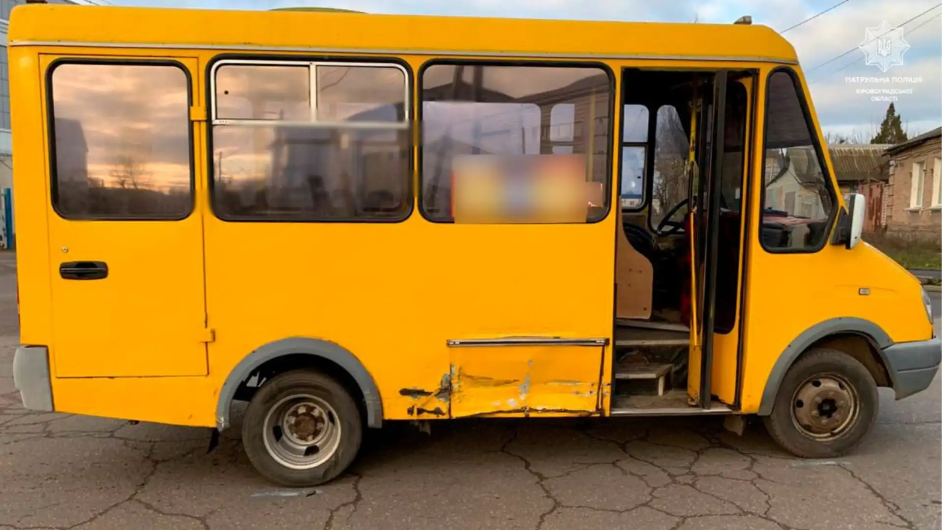 Маршрутка  і ВАЗ зіткнулися у Кропивницькому: водій легковика зізнався, що приймав наркотики