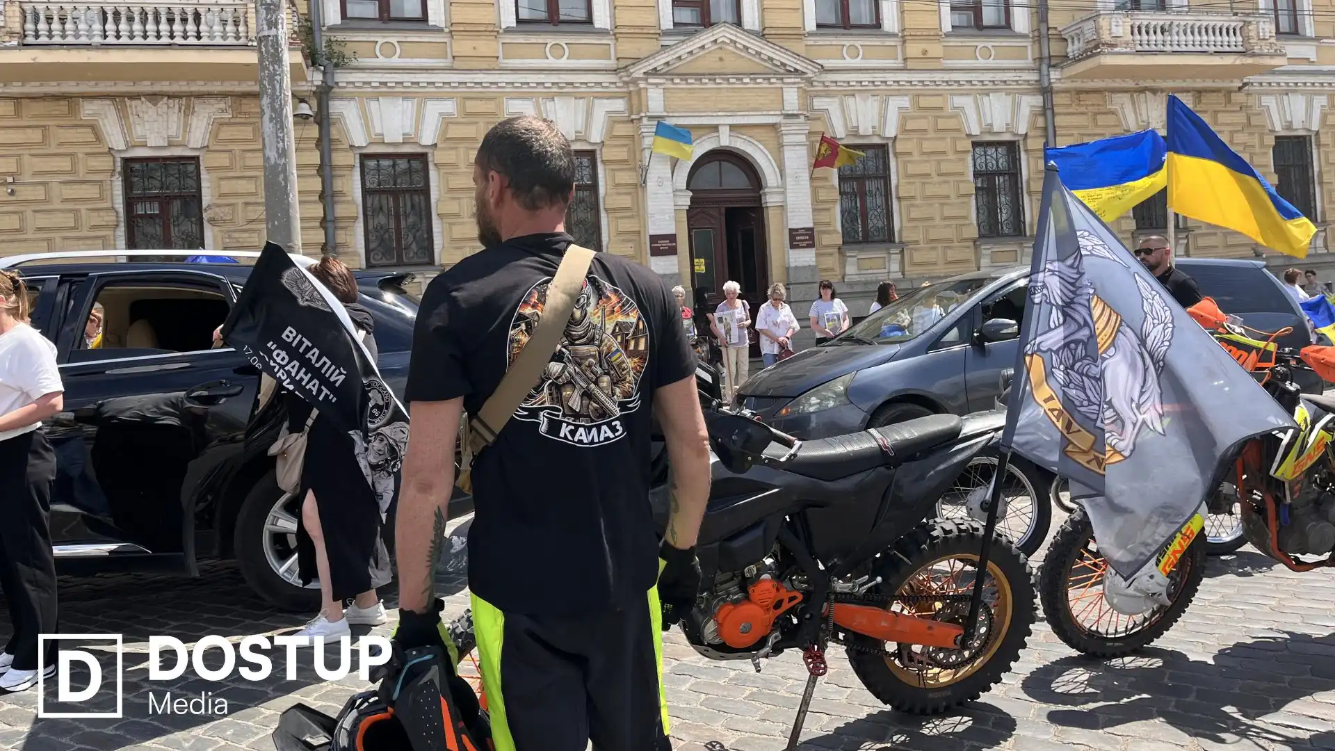 "Вшанувати загиблих і нагадати про їхній внесок": у Кропивницькому відбувся автопробіг до Дня Героїв