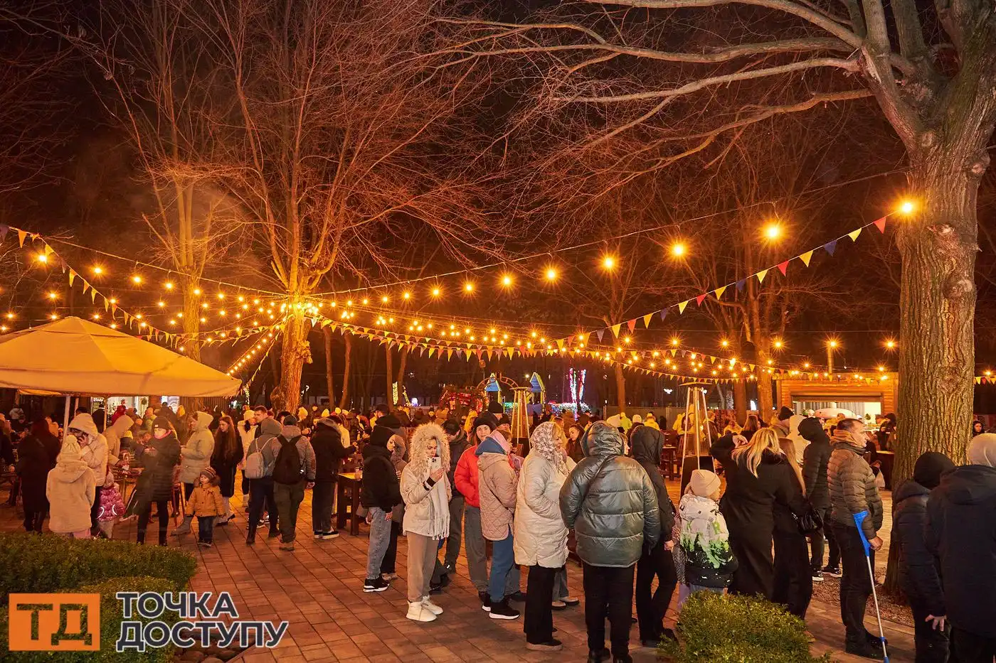 Жителі Кропивницького зібралися разом, щоб відсвяткувати запуск новорічної ялинки.