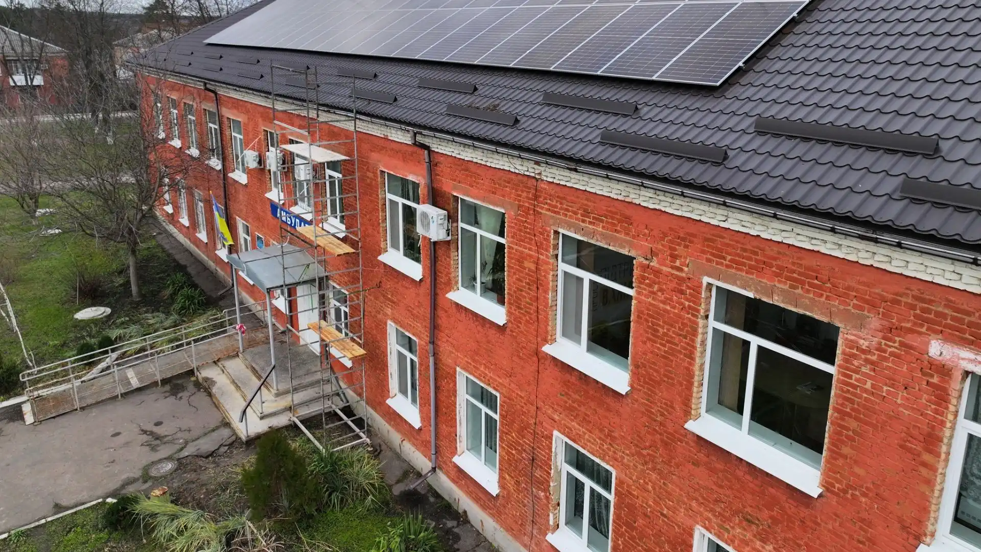 У Приютівській громаді встановили комунальну гібридну сонячну електростанцію