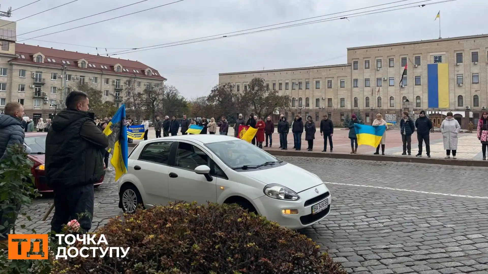 Попрощалися з трьома захисниками у Кропивницькому: в центрі міста зупинився траурний кортеж