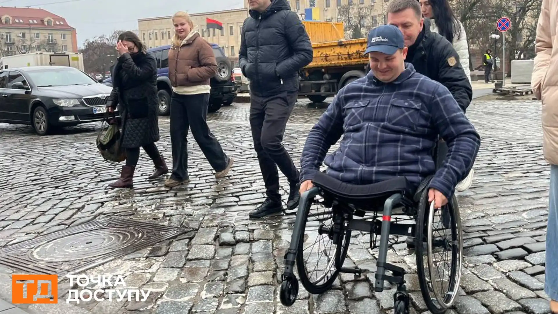 Ветеран тестував маршрут безбар'єрності у Кропивницькому: які перешкоди на тротуарах виявили і як їх усуватимуть