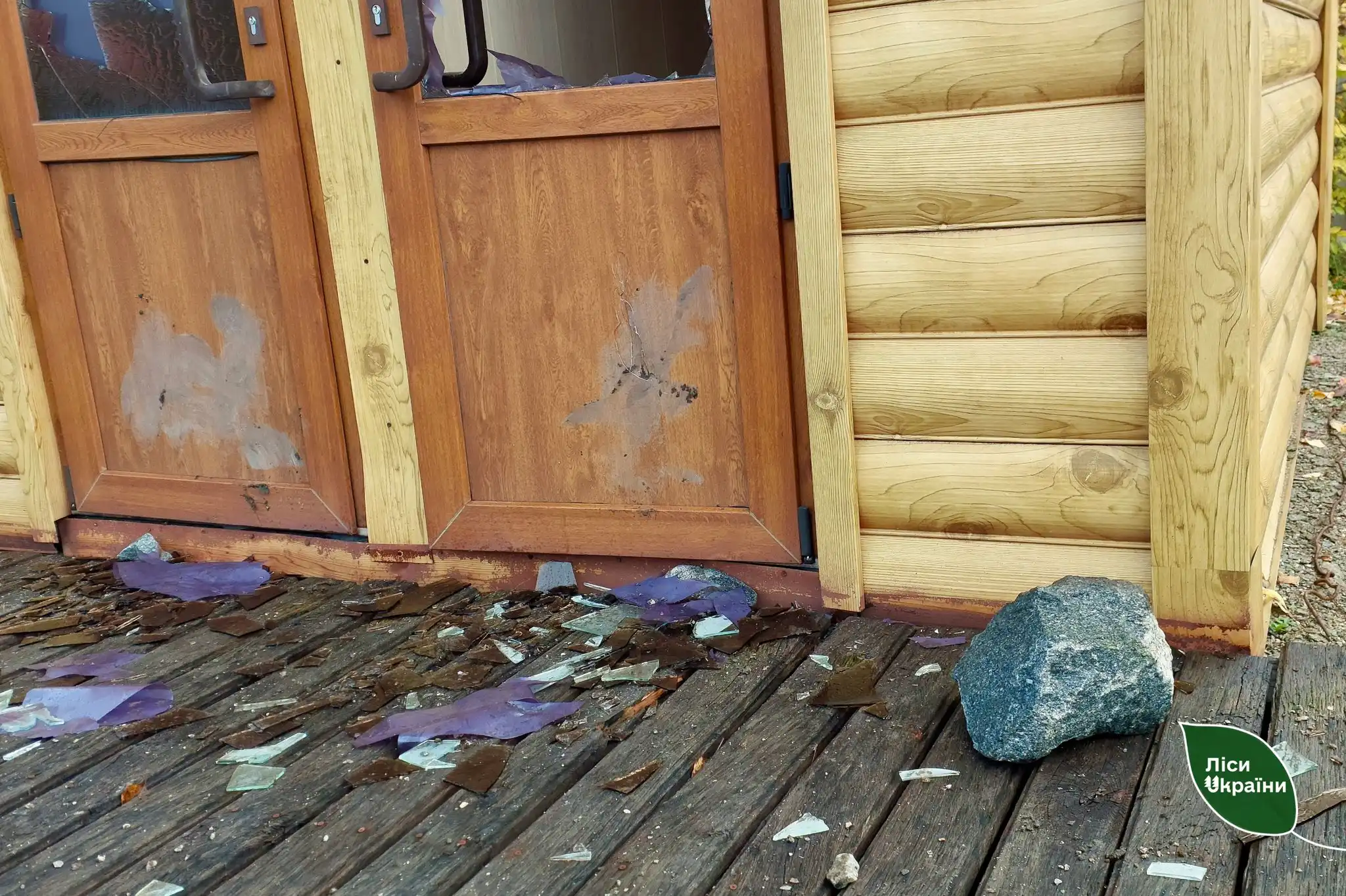 Невідомий пошкодив бесідку і вбиральню у лісництві в Кіровоградській області