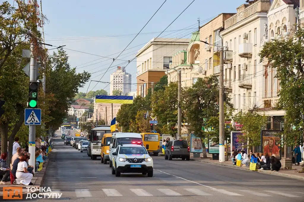 Жителі Кропивницького зібралися на площі, де попрощалися з чотирма захисниками.