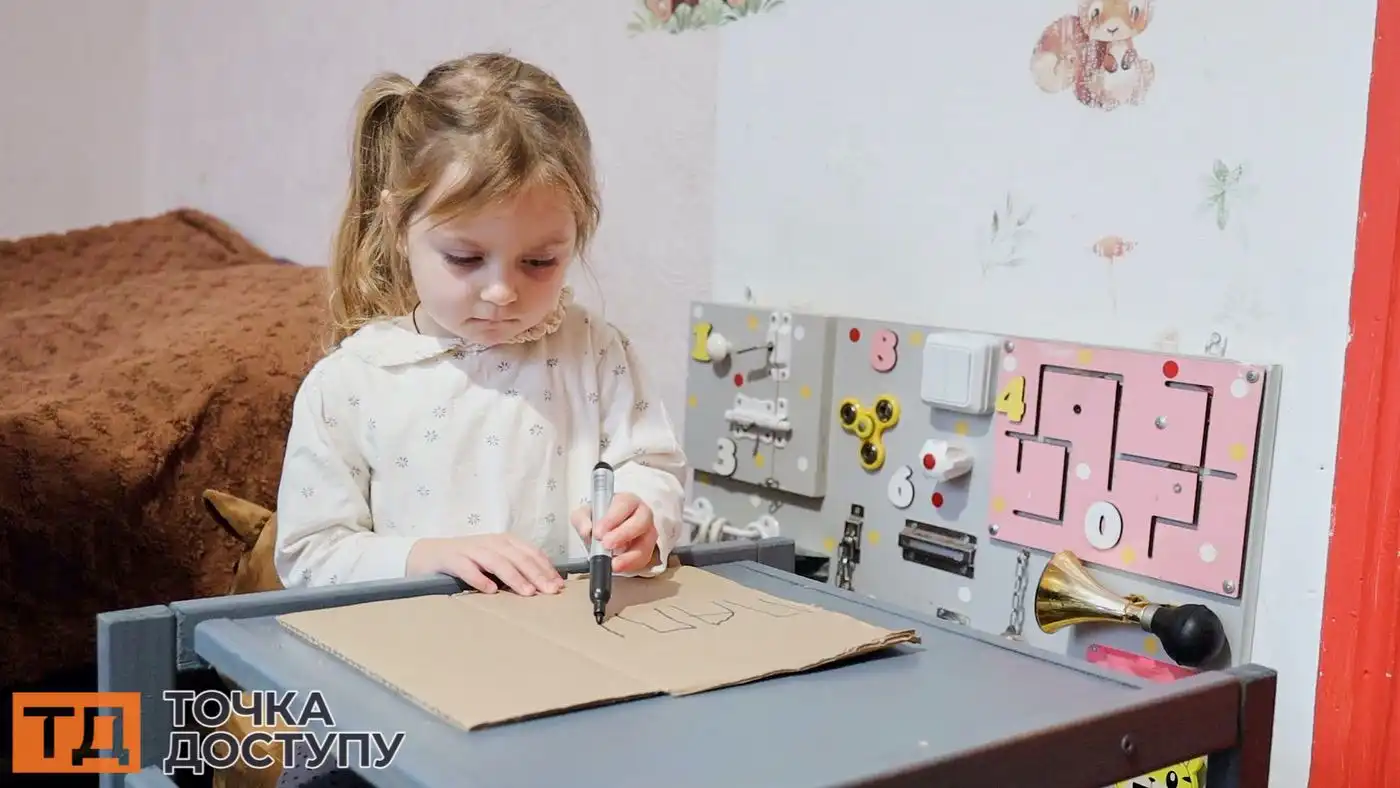 Бочарова Аня малює плакат для акції