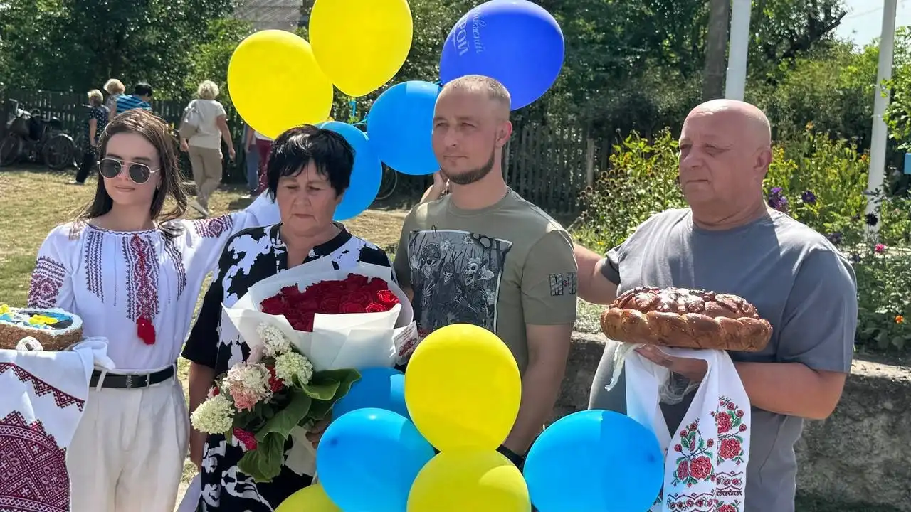 Зустріли захисника в громаді
