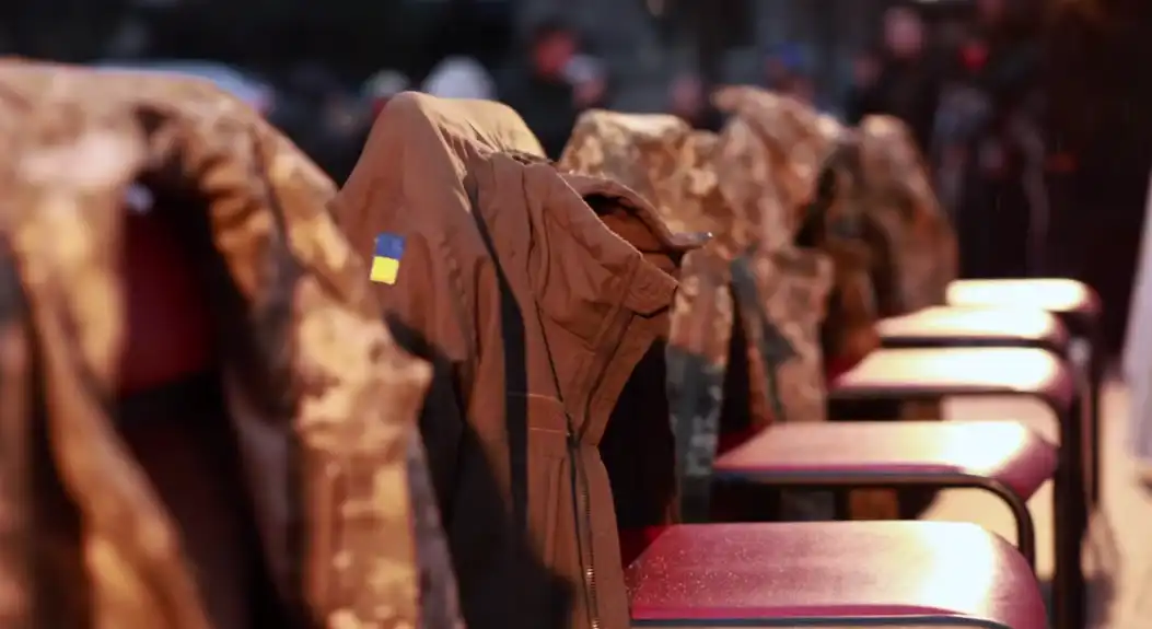 Порожній стіл з різдвяними стравами встановили у середмісті Кропивницького