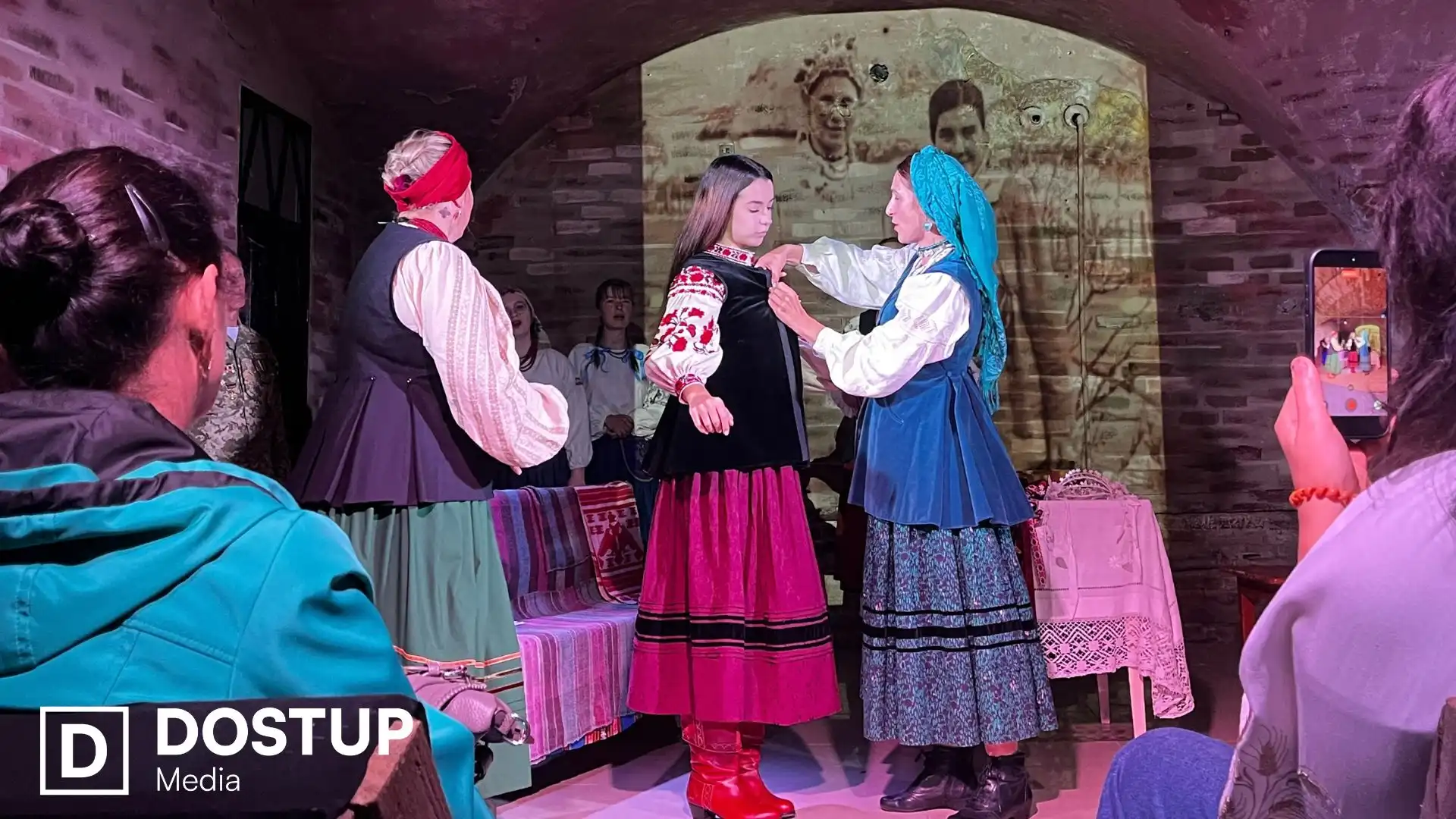 Пісні, рецепти та старовинні світлини: “Баба Єлька” презентувала книгу про Кіровоградщину