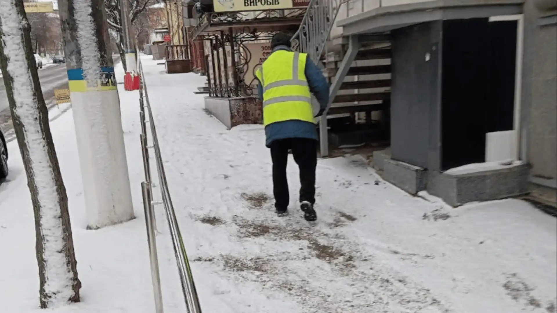 посипають тротуари у Кропивницькому