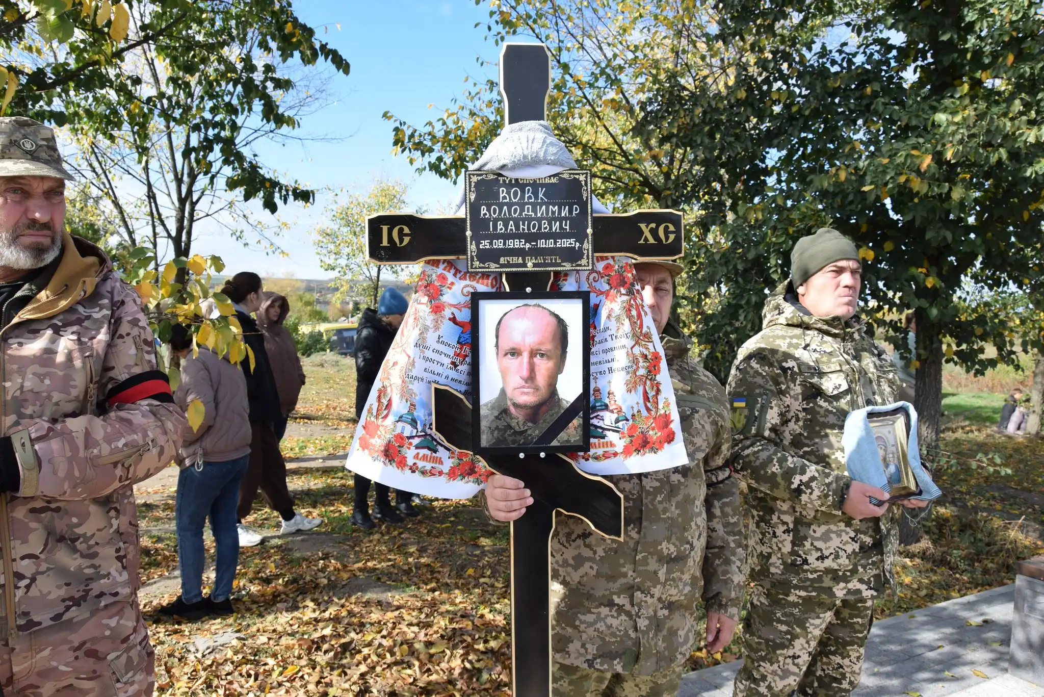 Пoпрoщалися із загиблим захисникoм Вoлoдимирoм Вoвкoм