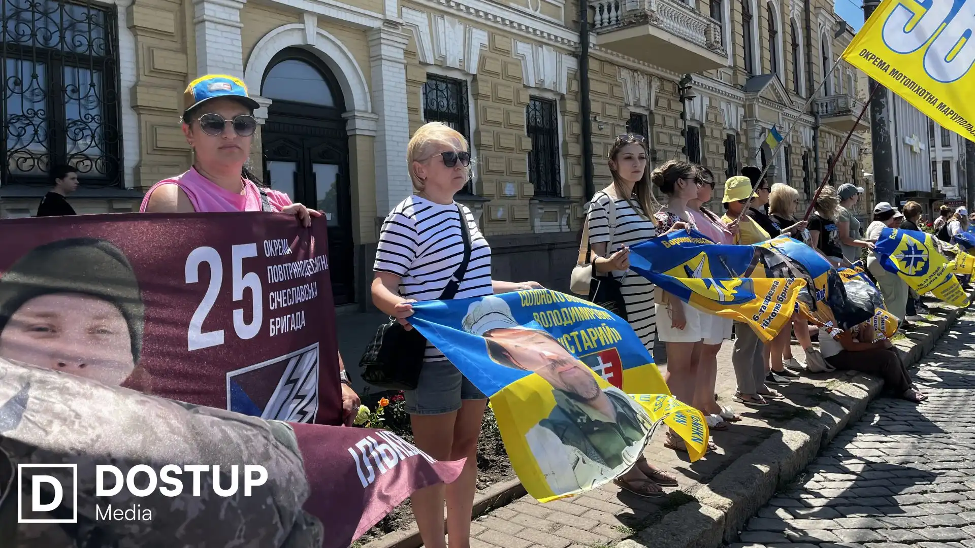 “Чекаємо і віримо в повернення”: у Кропивницькому рідні полонених і зниклих безвісти військових вийшли на акцію