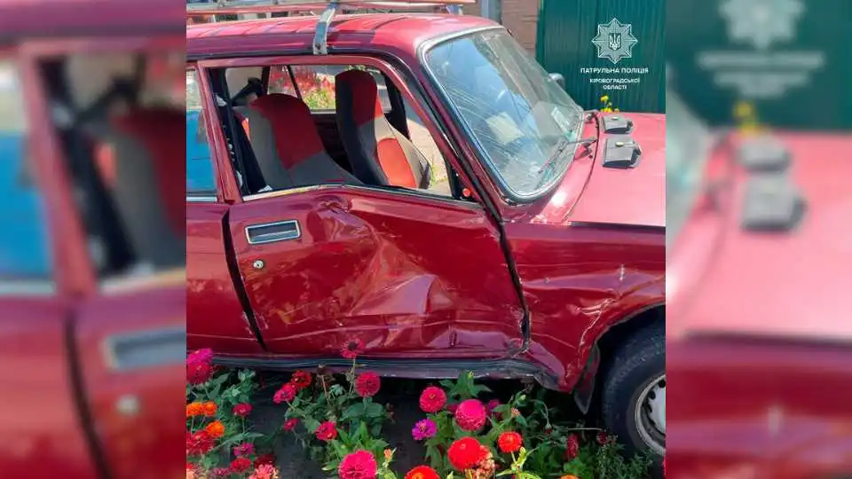 У Кропивницькому зіткнулися ВАЗ і Mazda: одна машина влетіла в дерево, інша — на клумбу