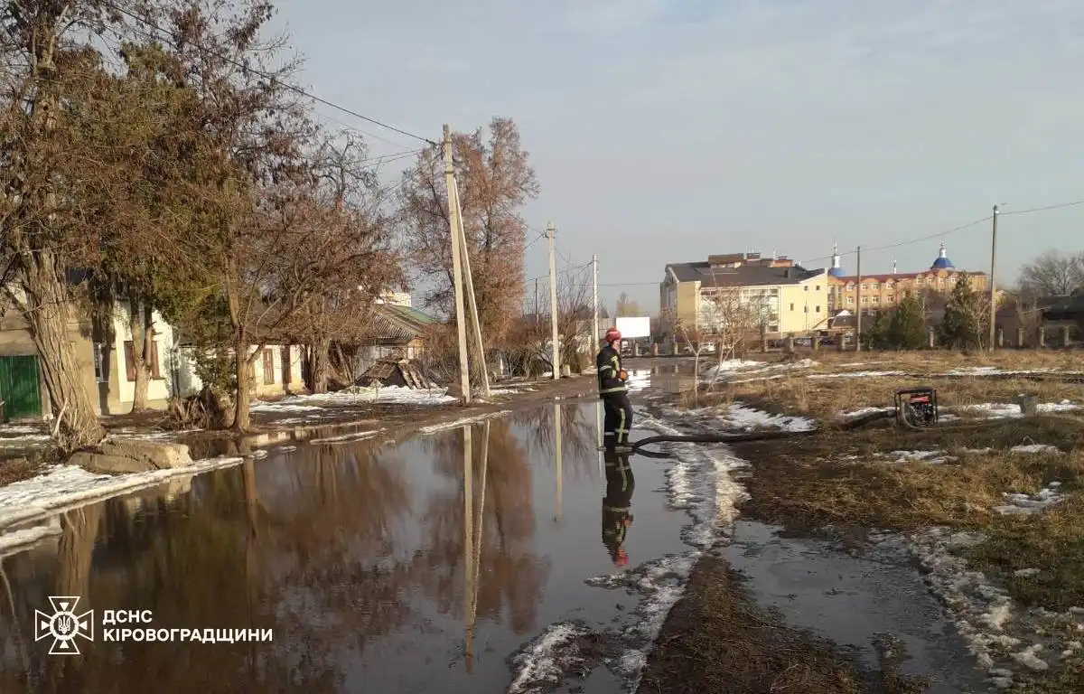 Відкачують воду на Кіровоградщині