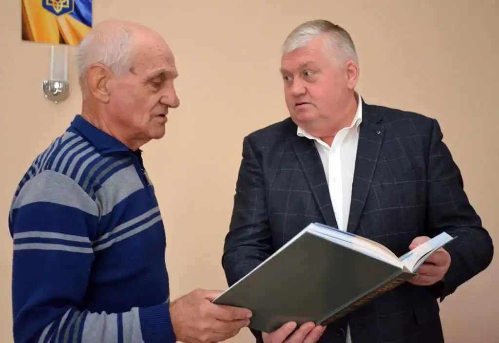 Юрій Дрозд вручив книгу пам'яті в Смолінській громаді