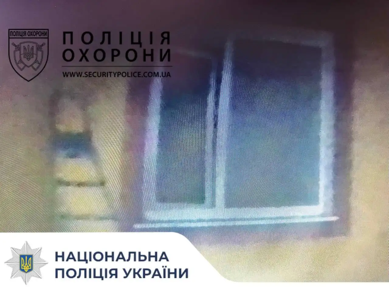 Проник через вікно