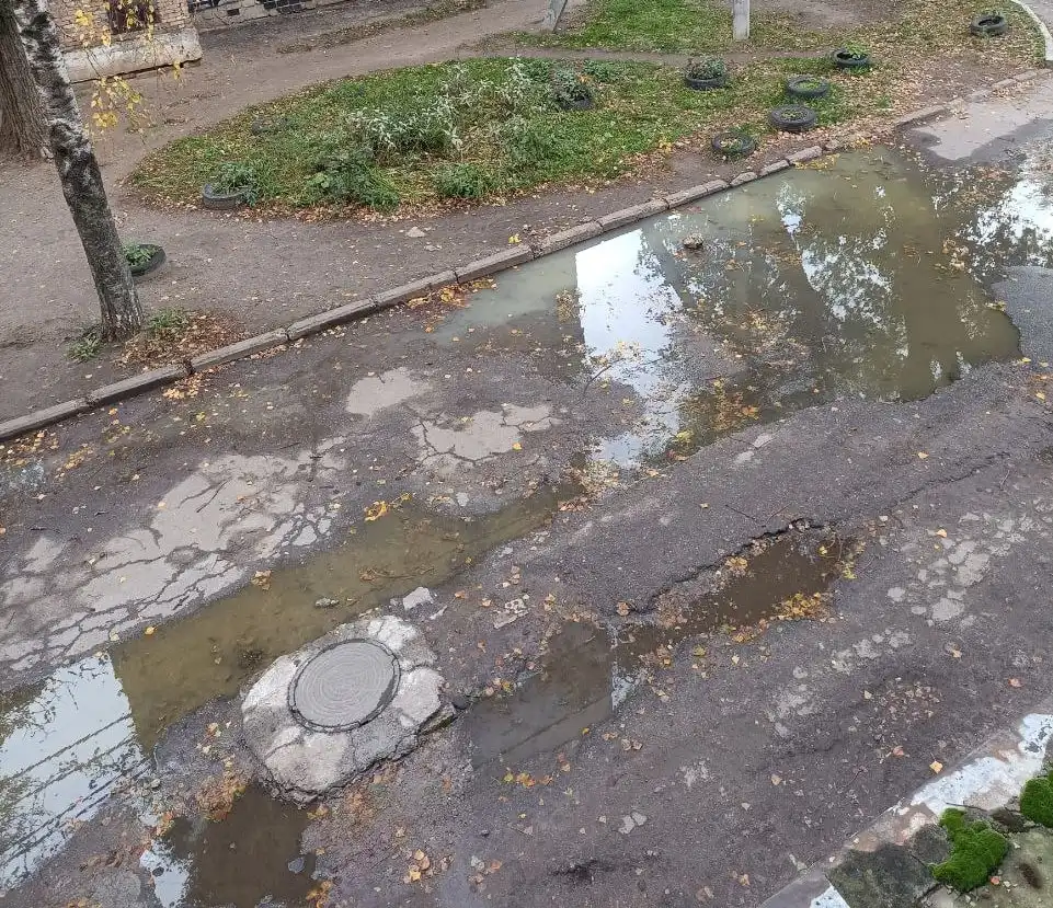 Потік нечистот у дворі на вулиці Героїв-Земляків у Кропивницькому