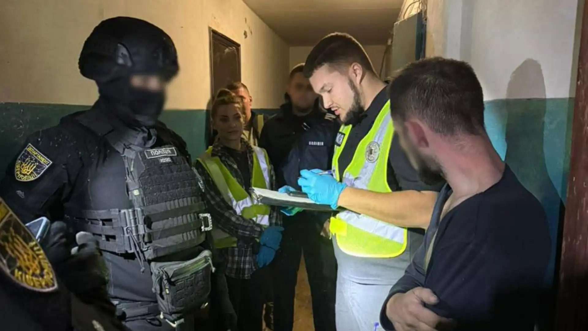 Примушував 7-річну дівчинку зніматись у порнографії: затримали жителя Кіровоградщини