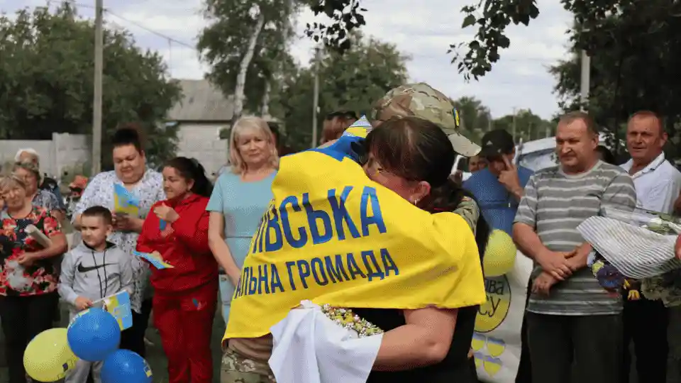 Двох захисників, які повернулися з полону, зустріли у громадах на Кіровоградщині