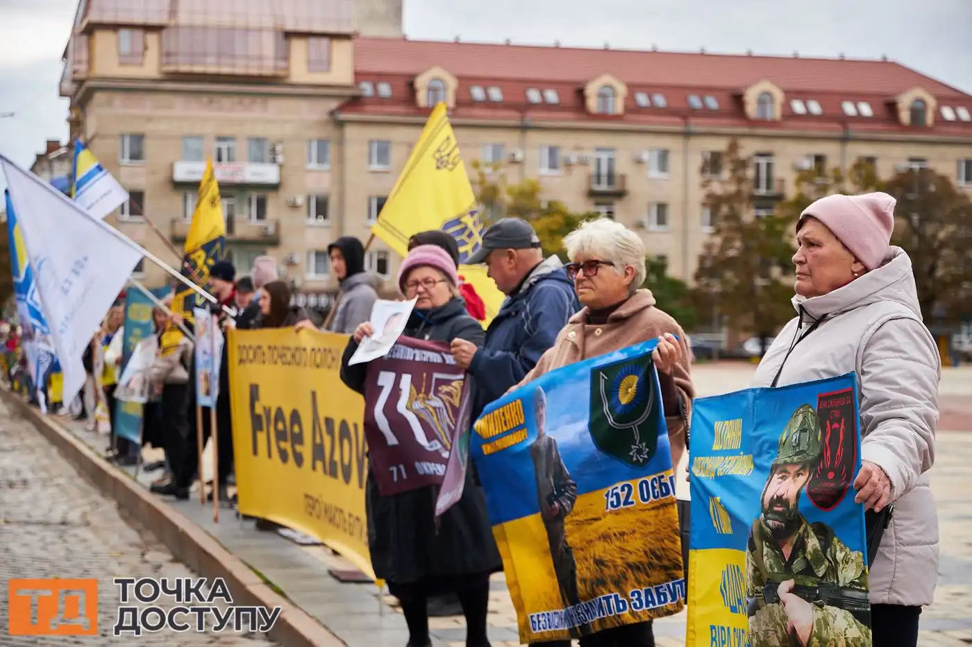 Мешканці Кропивницького зібралися на площі, щоб вшанувати українських військових у полоні.
