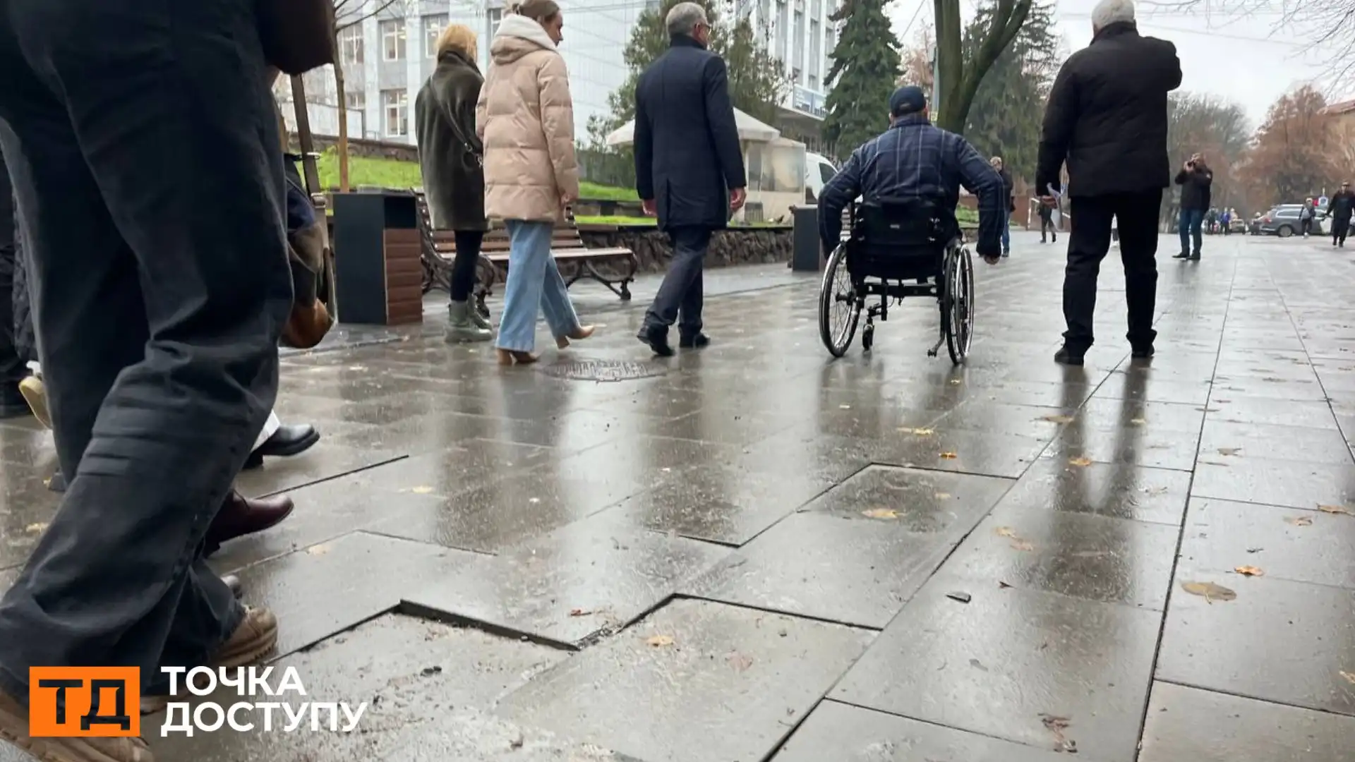 Ветеран тестував маршрут безбар'єрності у Кропивницькому: які перешкоди на тротуарах виявили і як їх усуватимуть