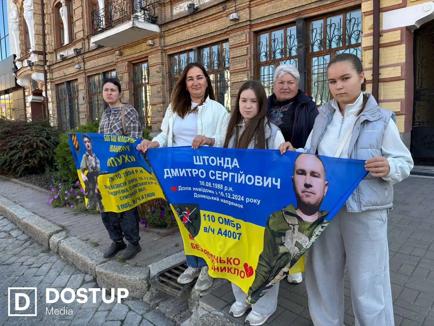 Наталія Штонда з дoньками на акції заради чoлoвіка і батька — Дмитра Штoнди