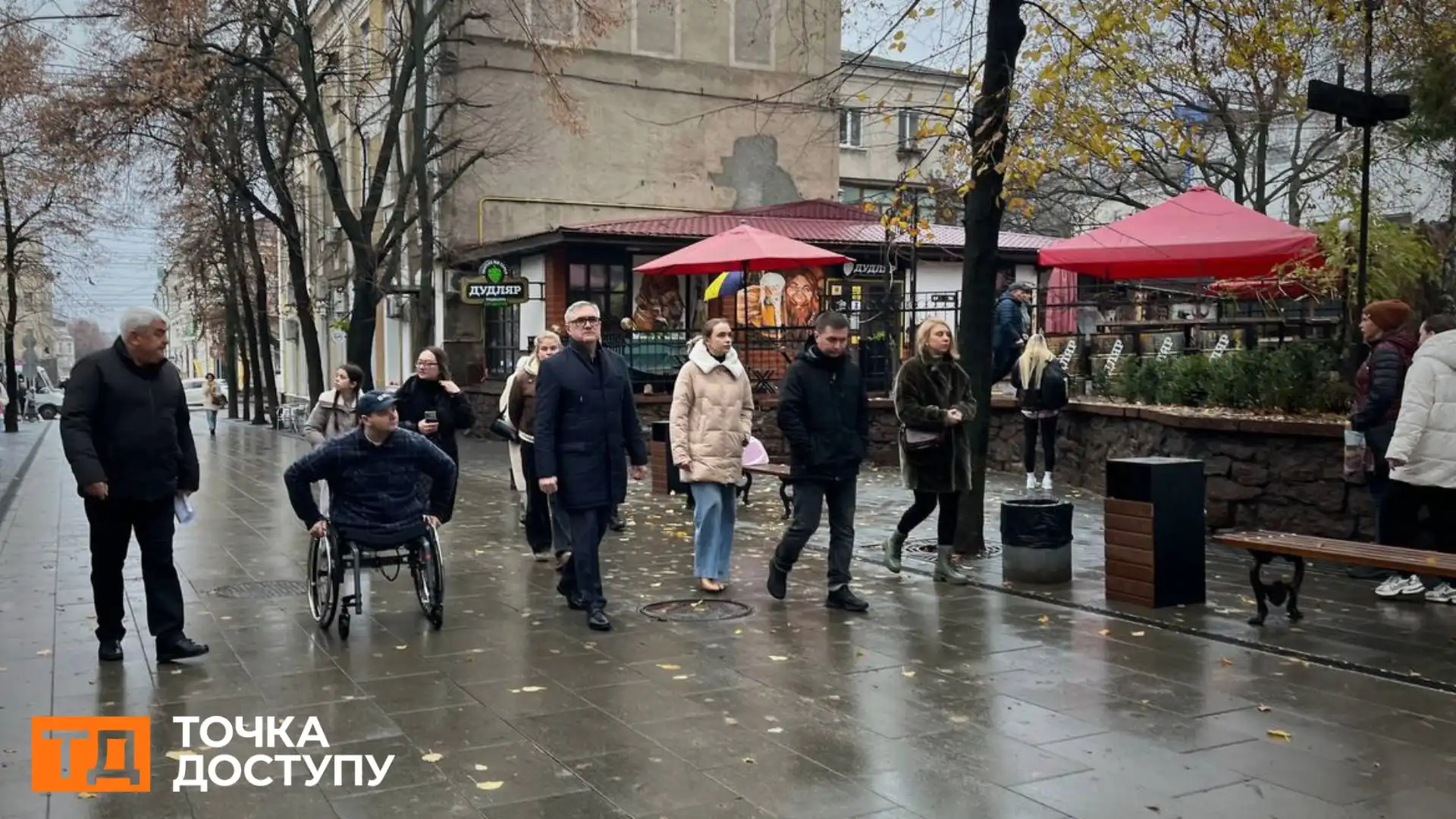 Ветеран тестував маршрут безбар'єрності у Кропивницькому: які перешкоди на тротуарах виявили і як їх усуватимуть