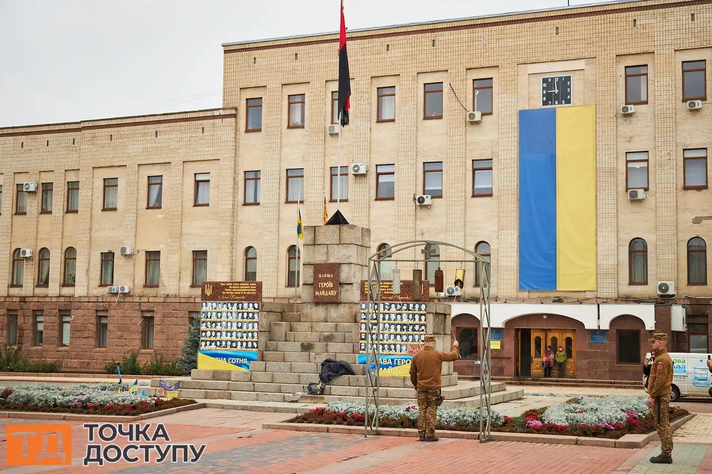 У Кропивницькому попрощалися з Іваном Жигуном: у центрі міста зупинився... (фото 7)