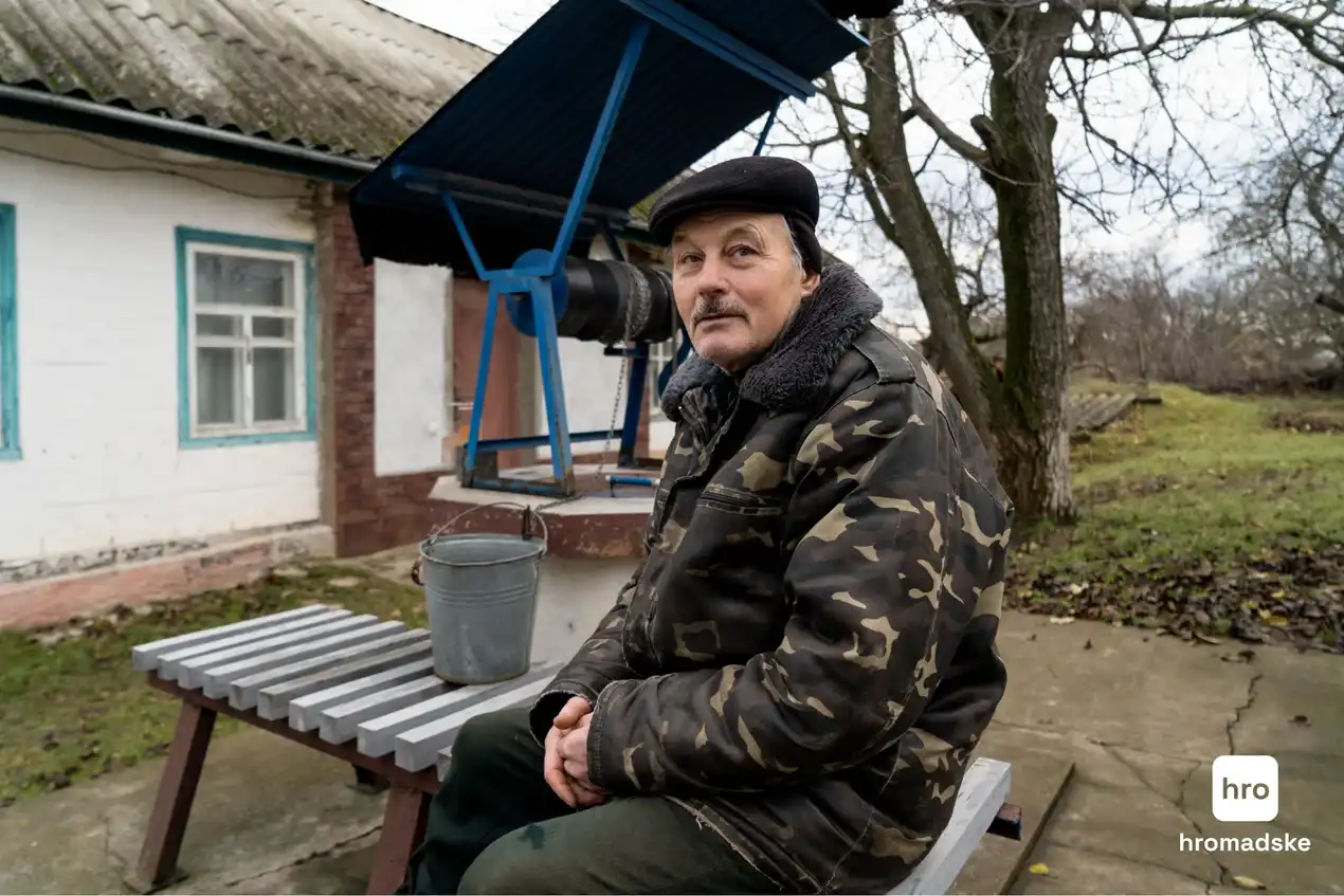 Щодня Віктор Боркута носить з криниці багато відер вод Максим Горайчук / hromadske