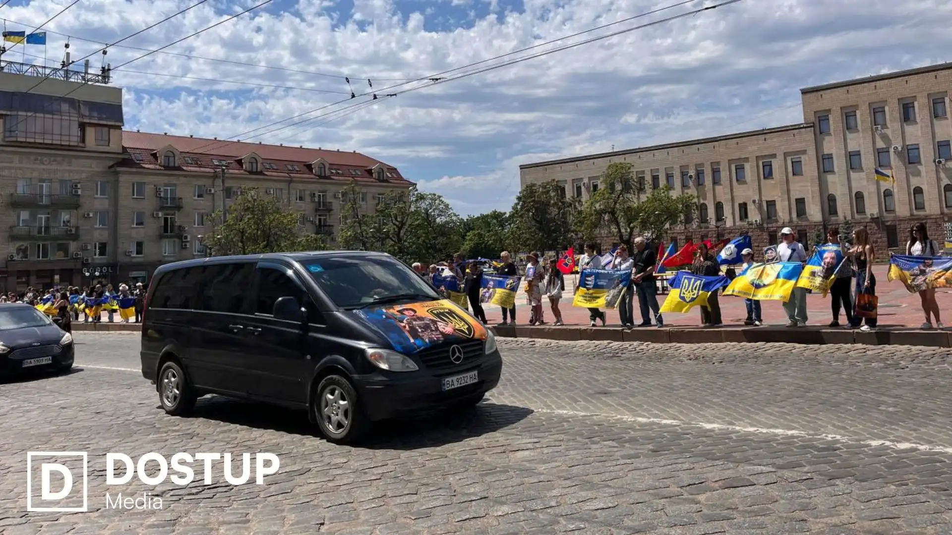 "Вшанувати загиблих і нагадати про їхній внесок": у Кропивницькому відбувся автопробіг до Дня Героїв