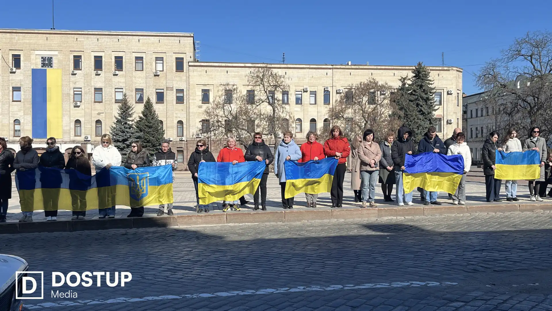 Небайдужі жителі Кропивницького під час хвилини мовчання 