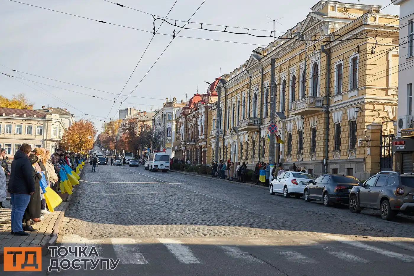 У центрі Кропивницького зібралися сотні людей, щоб попрощатися з українським героєм.
