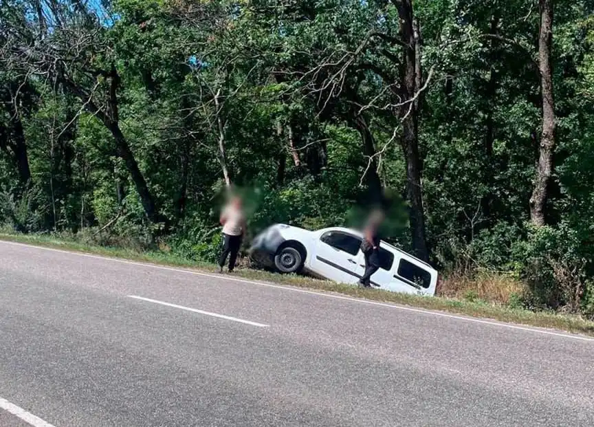 Автівка опинилася у кюветі внаслідок ДТП на Кіровоградщині