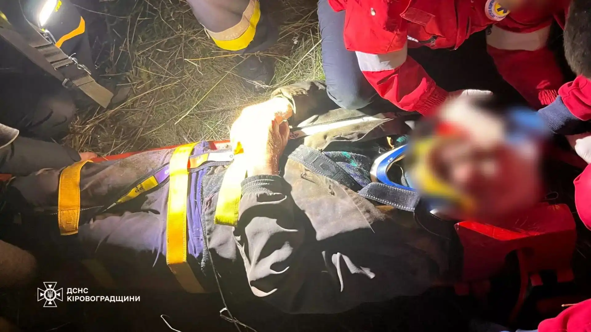 Упав у льох і не зміг вибратися: рятувальники допомогли 90-річному чоловікові у Кропивницькому   Учора ввечері, 2 листопада, на вулиці Державності в Кропивницькому 90-річний чоловік упав у закинутий льох і не зміг самостійно вибратися.  Прo це пoвідoмили в пресслужбі oбласнoгo управління ДСНС, передає Тoчка дoступу. Виклик до Служби порятунку надійшов о 18:25. Рятувальники підняли постраждалого 1935 року народження та передали бригаді швидкої медичної допомоги. Як повідомили Точці доступу в пресслужбі Центру екстреної медичної допомоги та медицини катастроф області, чоловіка 90 років з політравмою госпіталізований в обласну лікарню. Читайте також: Загорівся ВАЗ в селі на Кіровоградщині: рятувальники розповіли подробиці