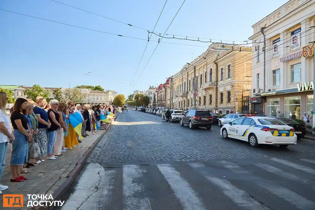 На центральній площі Кропивницького пролунав Гімн України під час прощання з воїном.