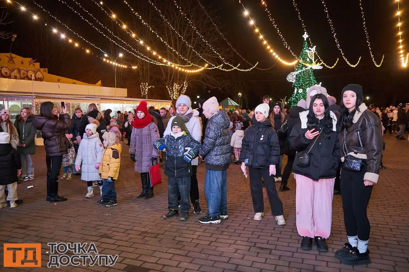 Сотні мешканців прийшли подивитися на відкриття ялинки в кропивницькому Дендропарку.
