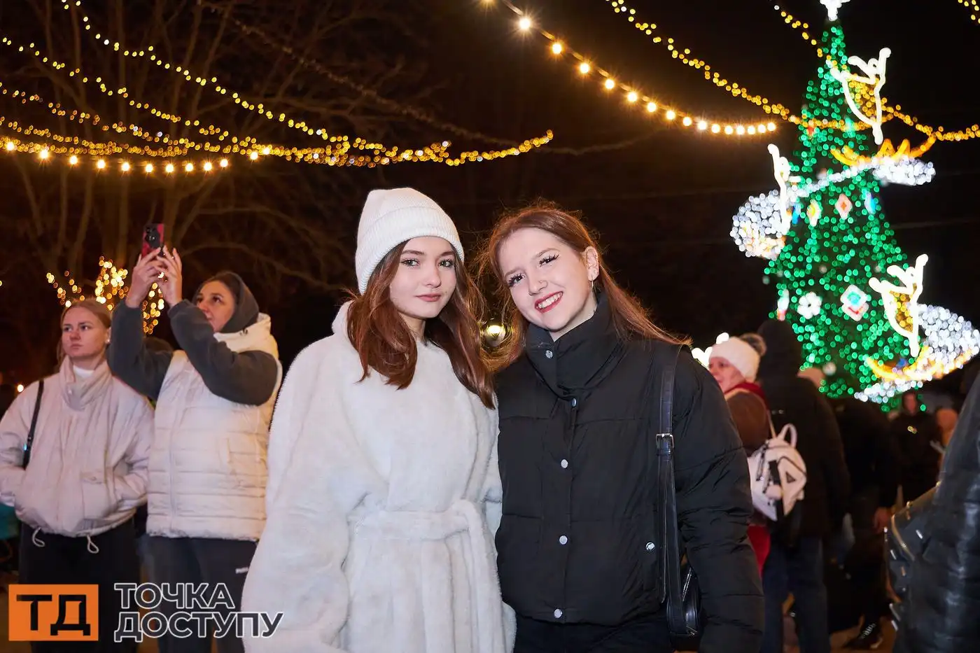 У Дендропарку встановили велику новорічну ялинку з сучасною ілюмінацією.