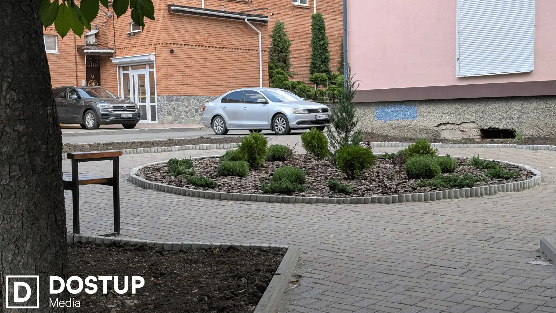 Бруківка знята з ділянок де облаштували маршрут безбар'єрності
