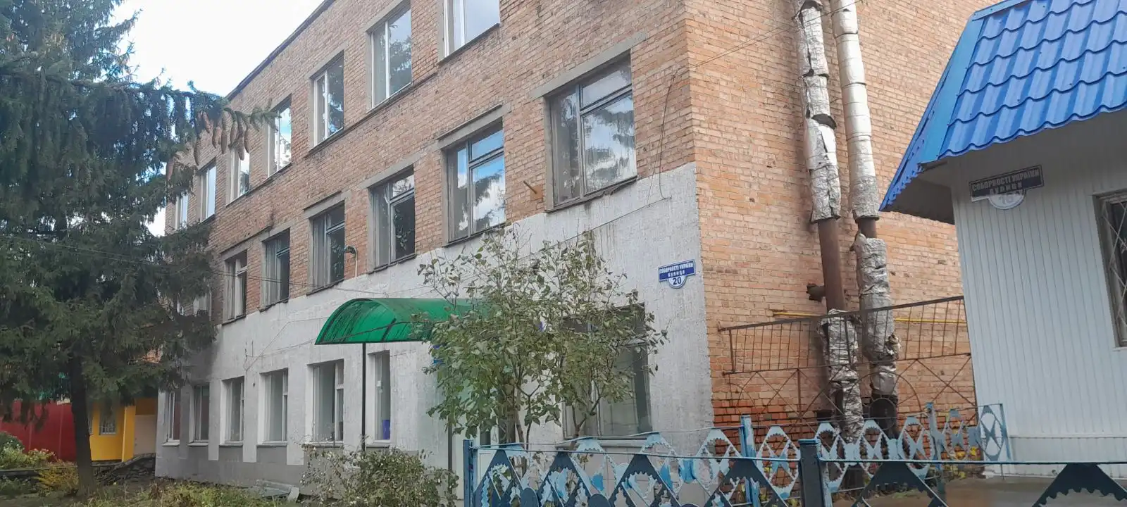 Продають адмінбудівлю в Долинській