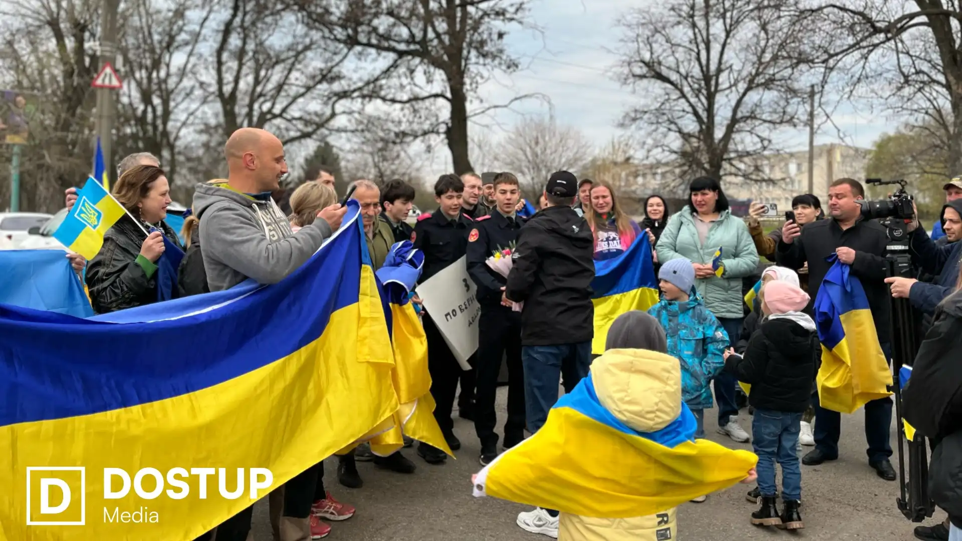 “Не віриться, що я вдома”: у Кропивницькому зустріли звільненого з полону захисника Євгена Коденця