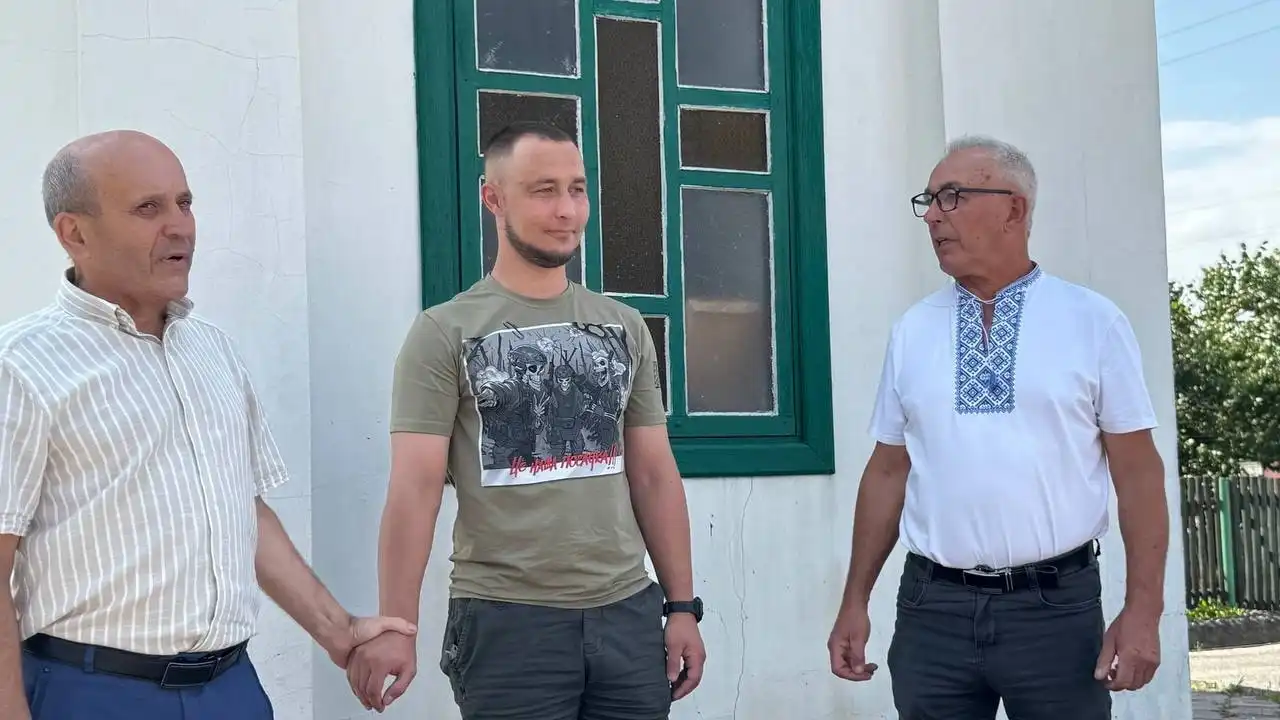 В селі Бірки зустрічають захисника, який повернувся з полону