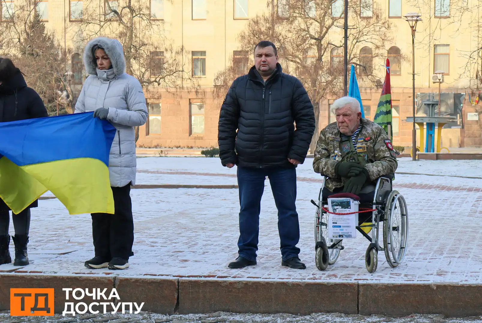 Дядя Гриша на прощанні з військовими