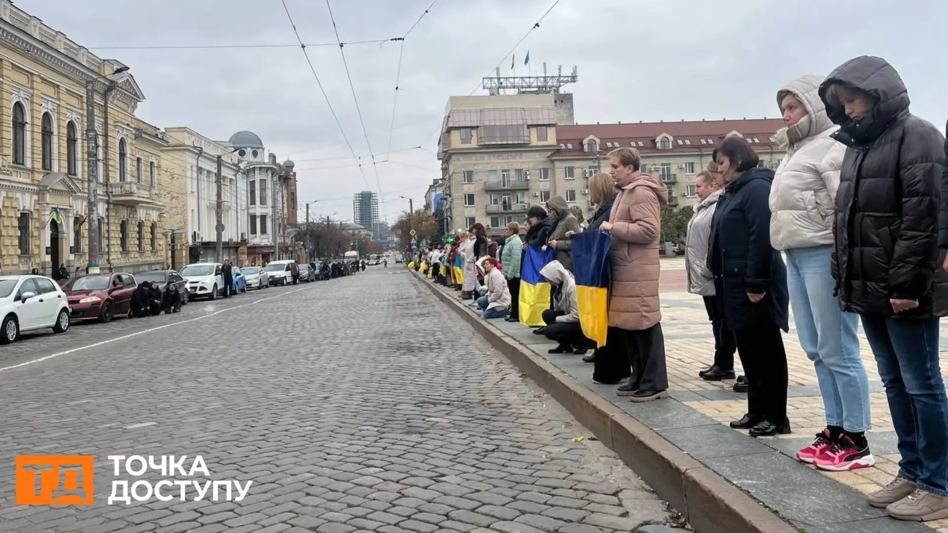 Попрощалися з трьома захисниками у Кропивницькому: в центрі міста зупинився траурний кортеж