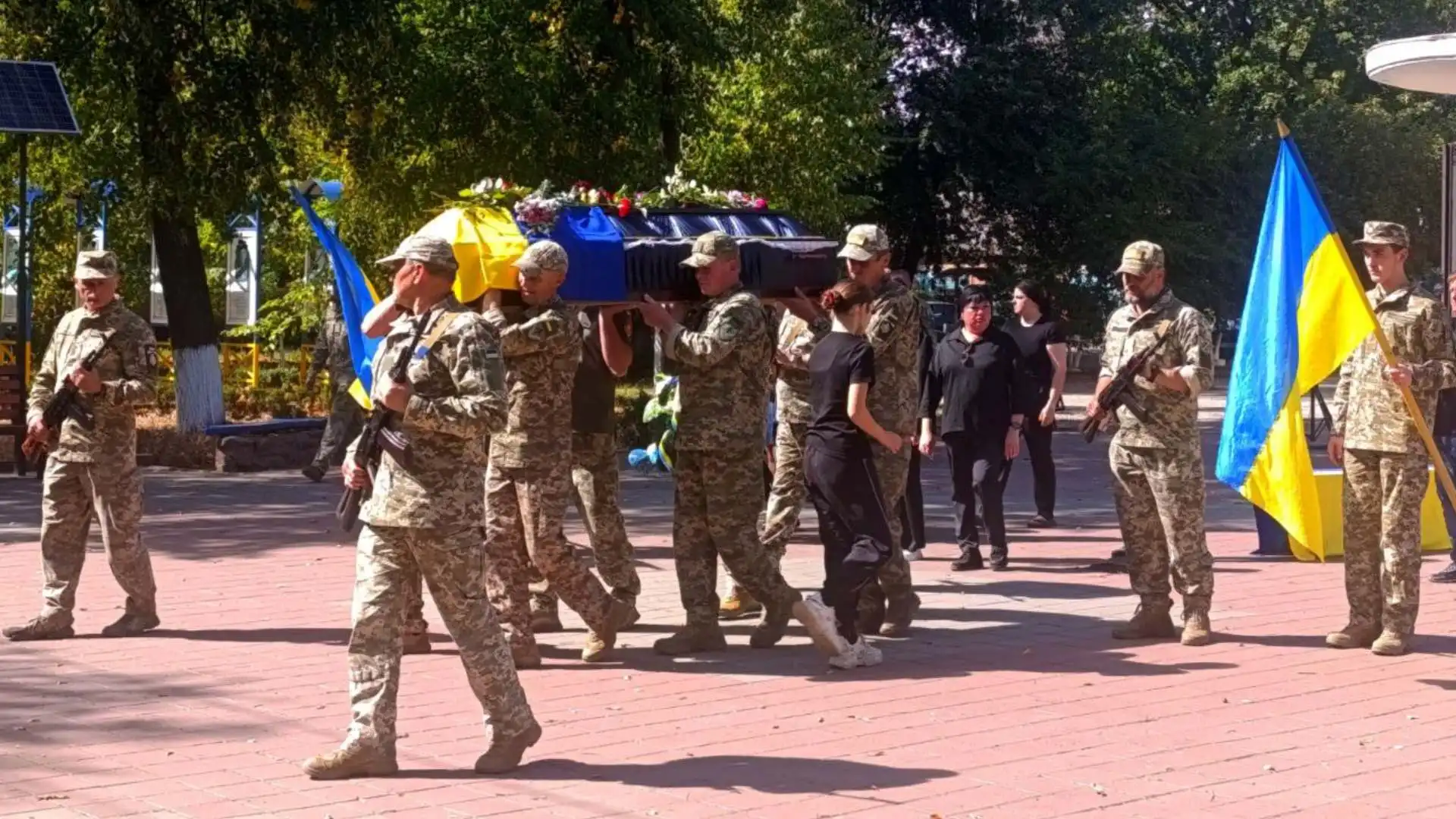 У п’ятницю, 12 вересня, в Олександрівській громаді попрощалися зі старшим солдатом Сергієм Буланом, 1982 року народження.