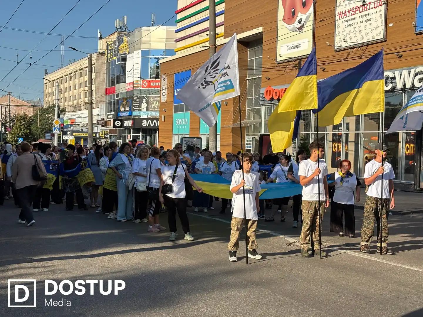 Учасники забігу з портретами полеглих захисників під час ходи центром Кропивницького