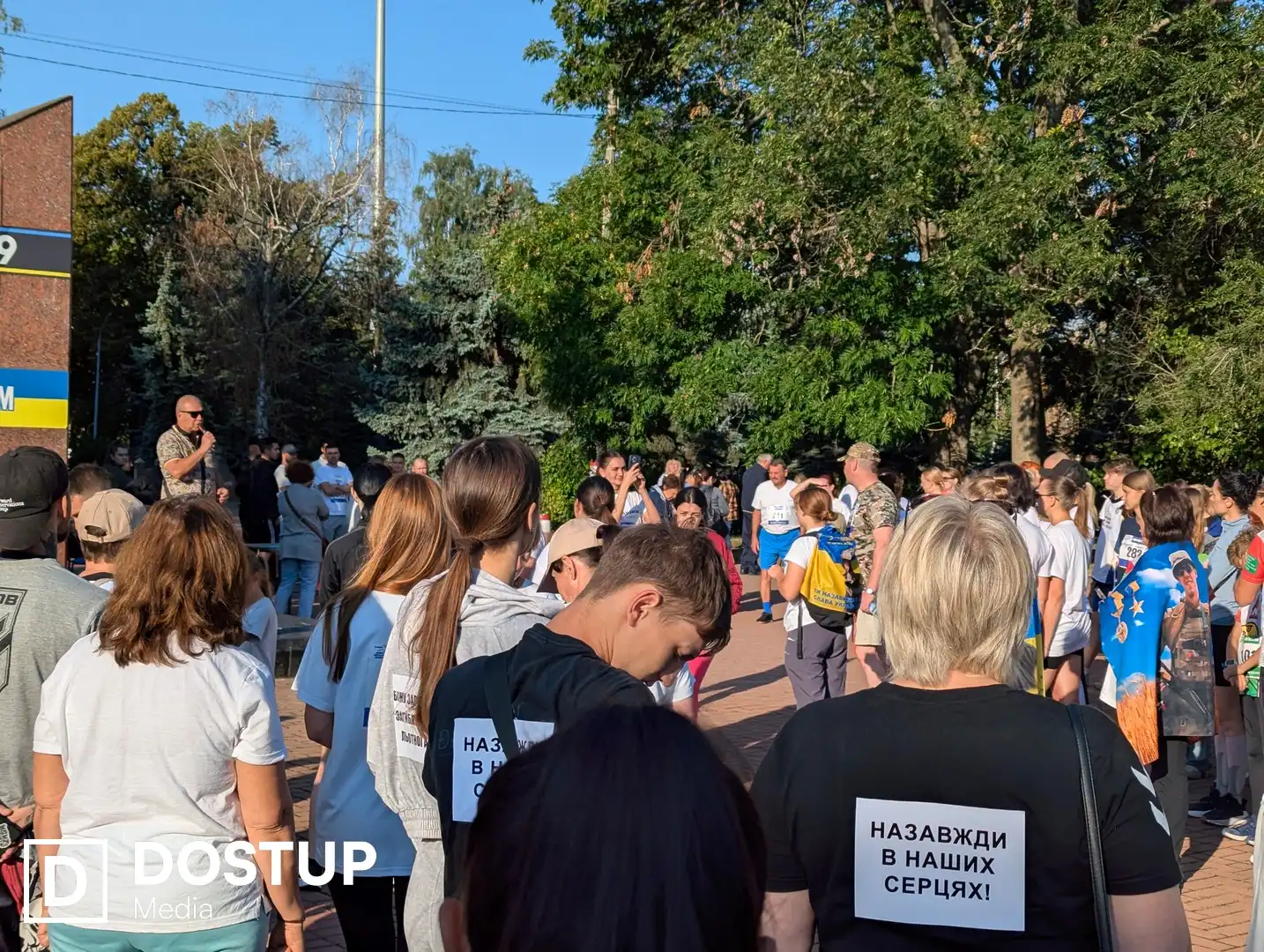 Учасники забігу "Шаную Воїнів, біжу за Героїв України" на старті біля Фортечних валів у Кропивницькому