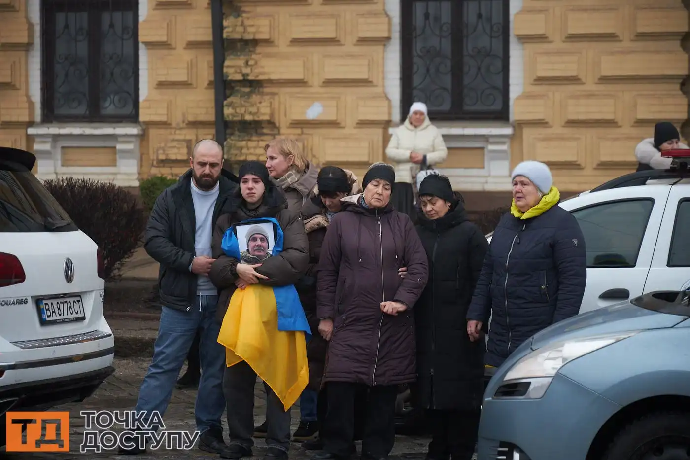 Мешканці міста прийшли з прапорами та квітами, щоб вшанувати загиблих захисників України.
