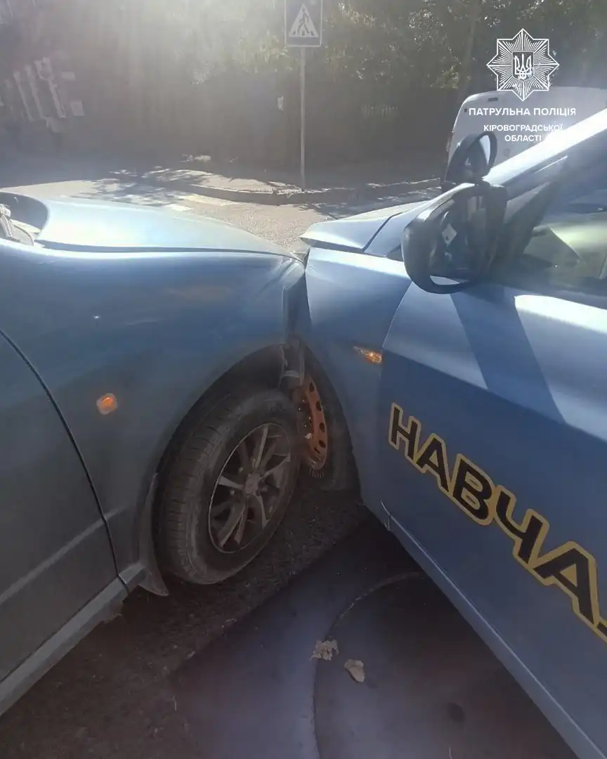 ДТП у Кропивницькому: не розминувся навчальний автомобіль та легковик