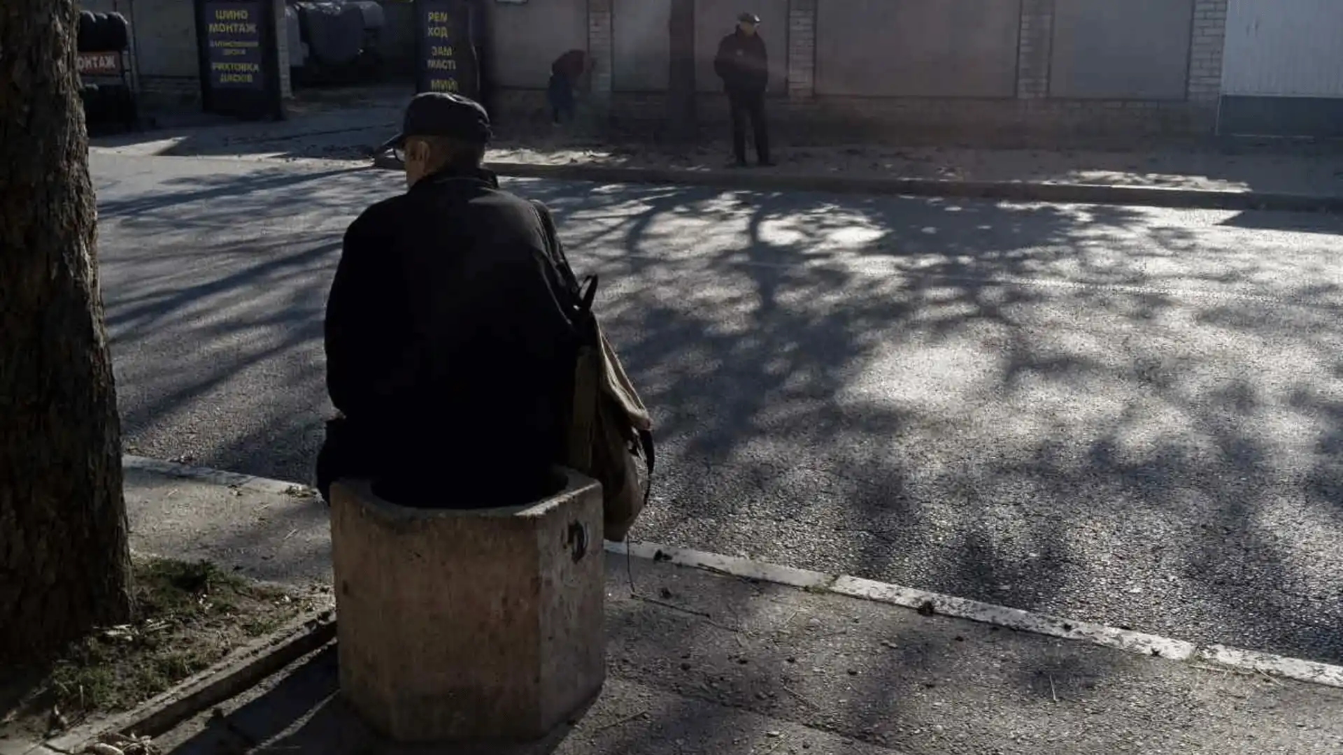 На урні чекає автобус житель Кропивницького, бо немає зупинки громадського транспорту