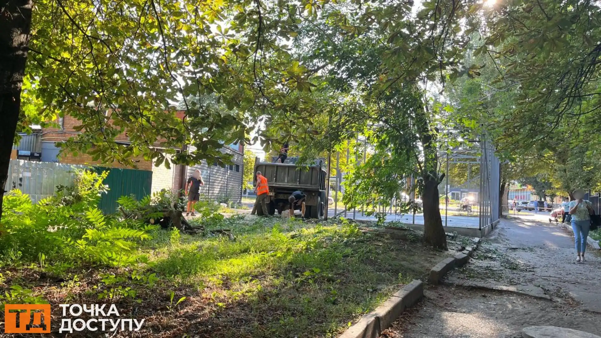 На Героїв-рятувальників у Кропивницькому встановили новий МАФ і попиляли дерева поруч: що каже міськрада